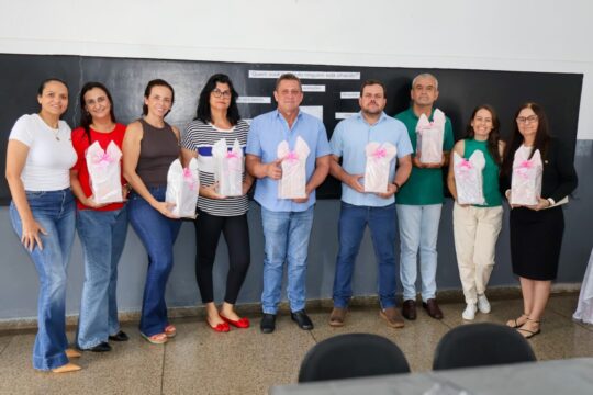 Júnior Pimenta e Danilo Araújo homenageiam profissionais da educação em Nova Aurora