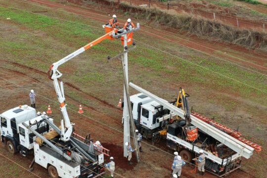 Equatorial mobiliza 32 técnicos e substitui 17 postes após temporal na região de Pires do Rio e Palmelo