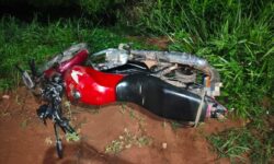 Homem e mulher grávida ficam feridos após queda de moto em Catalão