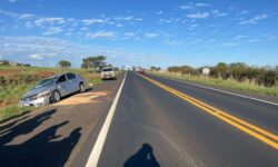 Carro capota após colisão e deixa motorista ferido na LMG-503, em Uberlândia Carro capota após colisão e deixa motorista ferido na LMG-503, em Uberlândia