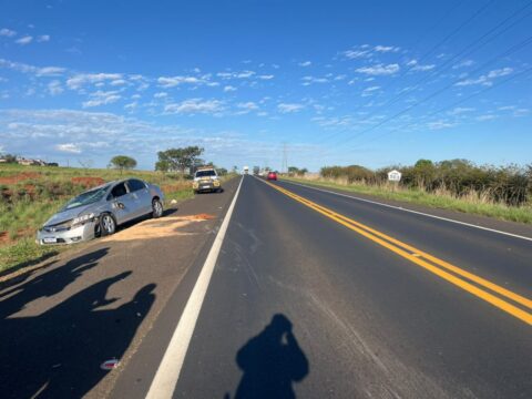 Carro capota após colisão e deixa motorista ferido na LMG-503, em Uberlândia