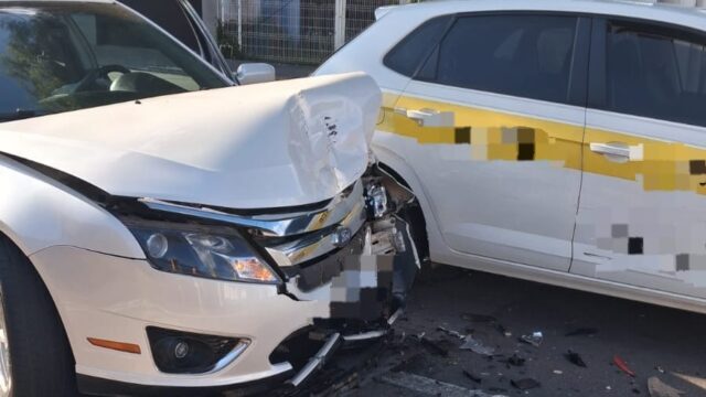 Colisão entre dois carros é registrada em avenida de Catalão