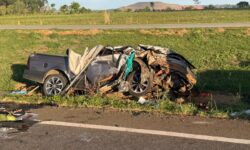 Motorista fica gravemente ferido após Saveiro bater na traseira de carreta na BR-050, em Catalão