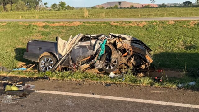 Motorista fica gravemente ferido após Saveiro bater na traseira de carreta na BR-050, em Catalão