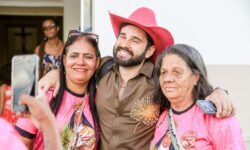Influenciador Odorico Reis cai na dança com terno de Congada de Goiás na Chapada dos Veadeiros Influenciador Odorico Reis cai na dança com terno de Congada de Goiás na Chapada dos Veadeiros