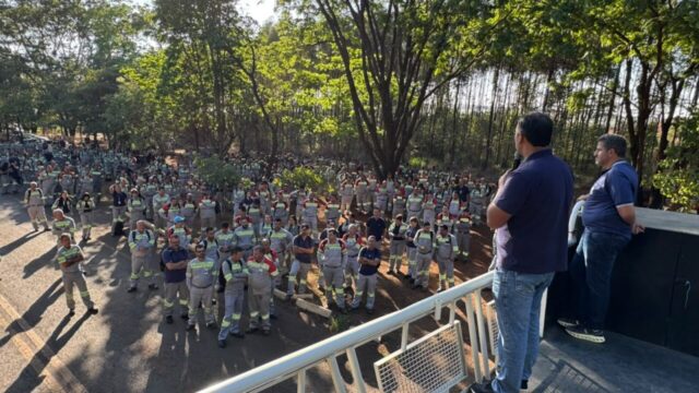 Metabase realiza segundo dia de protesto na porta da CMOC e cobra providências sobre denúncias