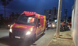Mulher fica ferida em acidente entre carro e moto, em Catalão Mulher fica ferida em acidente entre carro e moto, em Catalão