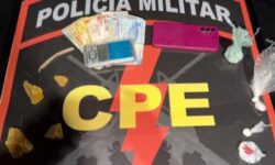 CPE apreende cocaína, crack e balança de precisão durante ação contra o tráfico em Pires do Rio CPE apreende cocaína, crack e balança de precisão durante ação contra o tráfico em Pires do Rio