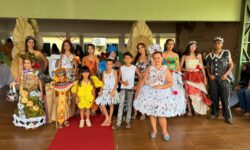 Colégio Municipal Santa Terezinha realiza desfile com roupas de materiais recicláveis em Corumbaíba
