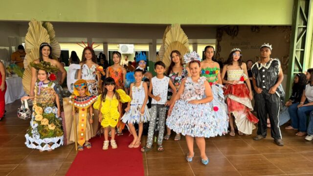 Colégio Municipal Santa Terezinha realiza desfile com roupas de materiais recicláveis em Corumbaíba