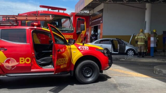 Bombeiros são acionados após princípio de incêndio em carro no pátio da rodoviária do São João