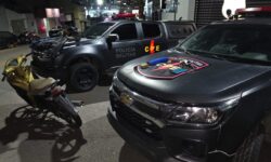 CPE prende suspeito de roubar celular de mulher em Catalão e receptador; moto usada no crime, arma, munições e mais de 1,5 kg de drogas são apreendidos CPE prende suspeito de roubar celular de mulher em Catalão e receptador; moto usada no crime, arma, munições e mais de 1,5 kg de drogas são apreendidos