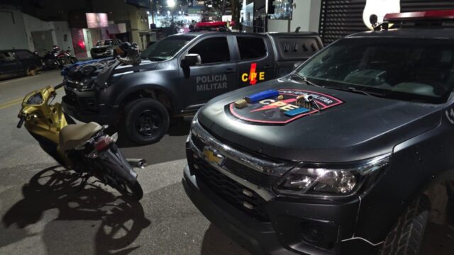 CPE prende suspeito de roubar celular de mulher em Catalão e receptador; moto usada no crime, arma, munições e mais de 1,5 kg de drogas são apreendidos