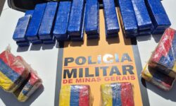 Polícia apreende 26 barras de maconha em carro e prende dois homens em Patrocínio Polícia apreende 26 barras de maconha em carro e prende dois homens em Patrocínio