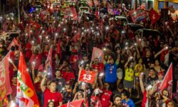 Catalanos apoiadores de Lula vão às ruas para comemorar vitória; Avenida 20 de Agosto fica tomada por eleitores Catalanos apoiadores de Lula vão às ruas para comemorar vitória; Avenida 20 de Agosto fica tomada por eleitores