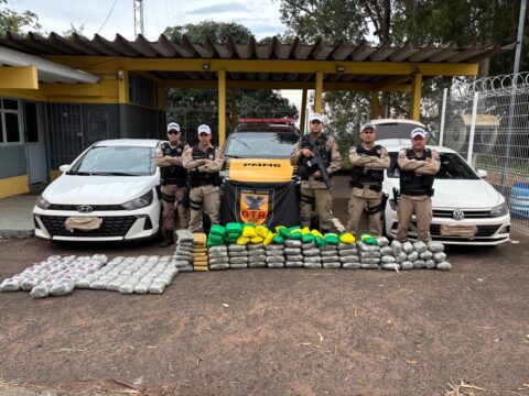 PM apreende 174 pacotes de droga e prende quatro pessoas na MGC-497, em Uberlândia