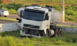 Carreta bitrem perde o controle e colide contra proteção do córrego da Raulina Fonseca Pascoal, em Catalão Carreta bitrem perde o controle e colide contra proteção do córrego da Raulina Fonseca Pascoal, em Catalão