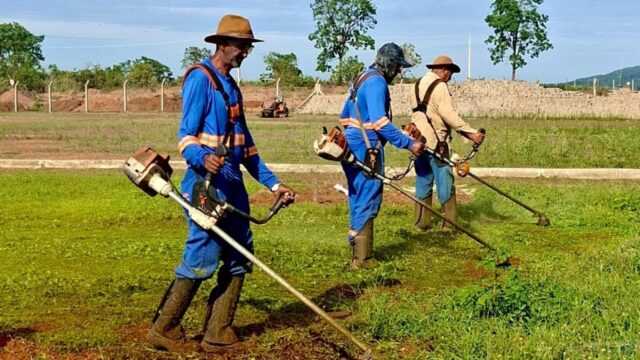 Prefeitura inicia limpeza em cemitério de Corumbaíba para o Dia de Finados