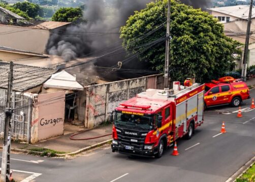 Incêndio atinge quarto de casa no bairro Jardim Brasília, em Uberlândia