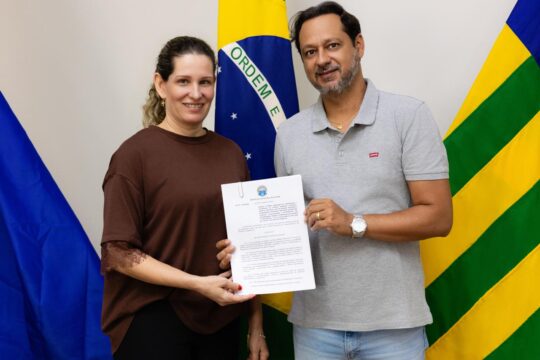 Cumari sanciona lei que cria política de alfabetização e prevê gratificação de 10% para educadores