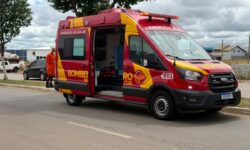 Motociclista fica ferido após colidir com carro estacionado em avenida de Catalão