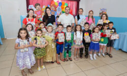 Festas à fantasia e entrega de brinquedos animam alunos de duas escolas em Nova Aurora Festas à fantasia e entrega de brinquedos animam alunos de duas escolas em Nova Aurora