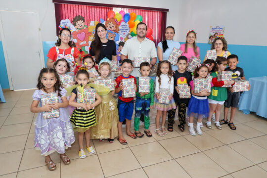 Festas à fantasia e entrega de brinquedos animam alunos de duas escolas em Nova Aurora