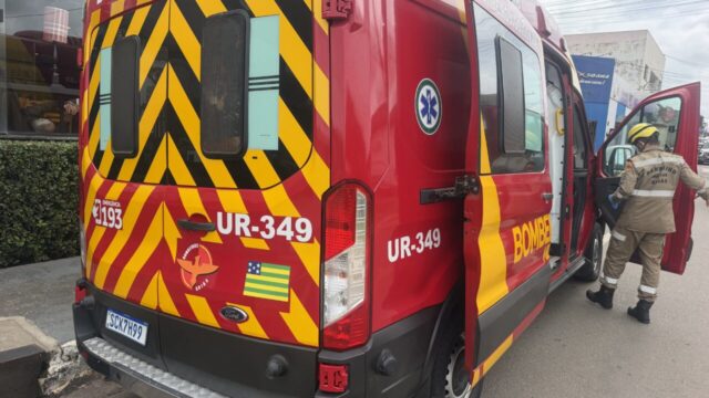 Motociclista fica ferido após ser atingido por carro no bairro Lago das Mansões, em Catalão