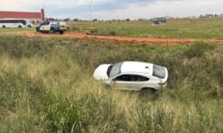 Motorista fica ferido após carro sair da pista e cair em vala na GO-210, em Catalão Motorista fica ferido após carro sair da pista e cair em vala na GO-210, em Catalão