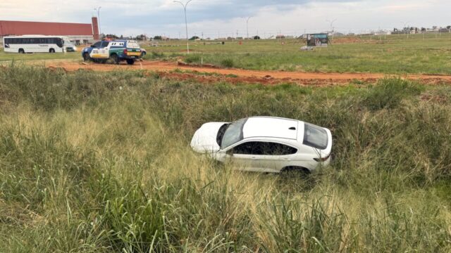 Motorista fica ferido após carro sair da pista e cair em vala na GO-210, em Catalão