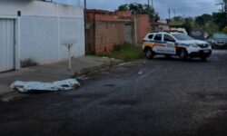Homem é encontrado morto com três tiros na cabeça no bairro Mansour, em Uberlândia Homem é encontrado morto com três tiros na cabeça no bairro Mansour, em Uberlândia
