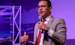 Um dos grandes nomes da nova geração de pregadores, pastor Raique Carmelo encerra hoje (14) a Conferência do Espírito Santo na Igreja Quadrangular Central em Catalão Um dos grandes nomes da nova geração de pregadores, pastor Raique Carmelo encerra hoje (14) a Conferência do Espírito Santo na Igreja Quadrangular Central em Catalão
