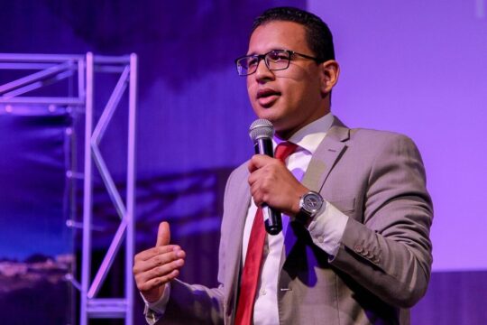 Um dos grandes nomes da nova geração de pregadores, pastor Raique Carmelo encerra hoje (14) a Conferência do Espírito Santo na Igreja Quadrangular Central em Catalão