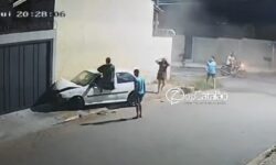 Câmera registra carro batendo em muro de residência no bairro Estrela, em Catalão Câmera registra carro batendo em muro de residência no bairro Estrela, em Catalão