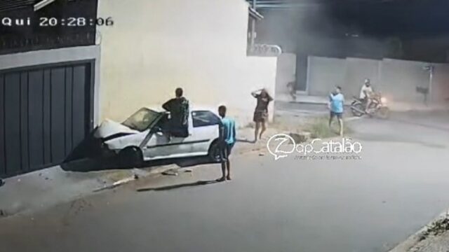 Câmera registra carro batendo em muro de residência no bairro Estrela, em Catalão
