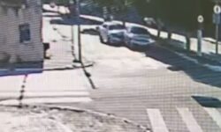 Imagens mostram momento em que colisão entre dois carros acontece em avenida de Catalão Imagens mostram momento em que colisão entre dois carros acontece em avenida de Catalão