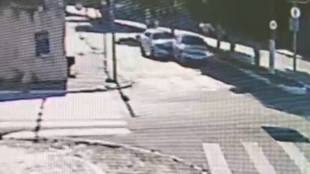 Imagens mostram momento em que colisão entre dois carros acontece em avenida de Catalão