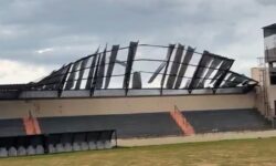 Vendaval destrói cobertura de arquibancadas do Estádio Luís Benedito, em Ouvidor; VÍDEO