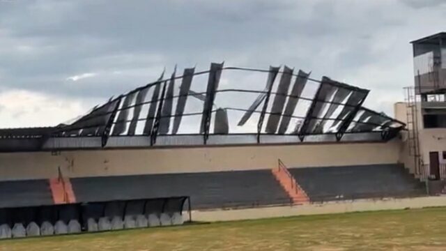 Vendaval destrói cobertura de arquibancadas do Estádio Luís Benedito, em Ouvidor; VÍDEO