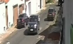 Câmera de segurança registra mulher levando carretinha em Catalão Câmera de segurança registra mulher levando carretinha em Catalão