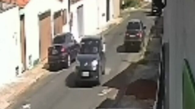 Câmera de segurança registra mulher levando carretinha em Catalão
