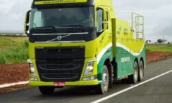 Colisão traseira entre utilitária e carreta interdita parcialmente a BR-050 em Araguari
