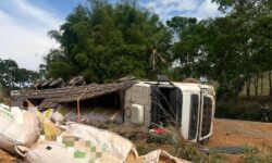 Motorista morre após carreta carregada de soja tombar na MG-188, em Vazante Motorista morre após carreta carregada de soja tombar na MG-188, em Vazante