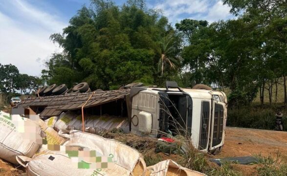 Motorista morre após carreta carregada de soja tombar na MG-188, em Vazante