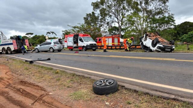 Acidente entre dois carros deixa seis pessoas feridas e um veículo capotado na LMG-798, em Uberaba