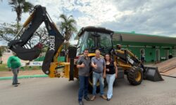 Goiandira recebe retroescavadeira do Governo de Goiás para reforçar serviços de infraestrutura