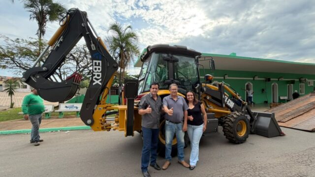 Goiandira recebe retroescavadeira do Governo de Goiás para reforçar serviços de infraestrutura
