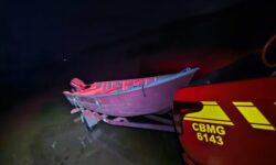Pai e filho são resgatados após ficarem ilhados no Rio Paranaíba Pai e filho são resgatados após ficarem ilhados no Rio Paranaíba