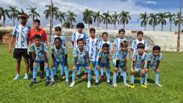 Sub-11 de Anhanguera vence nos pênaltis na Copa Lago Azul e é recebido com carreata