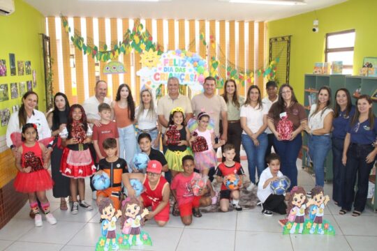 Prefeitura de Ouvidor entrega mais de mil brinquedos a alunos da rede municipal